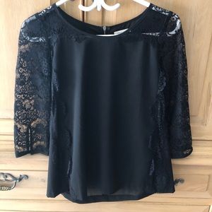Blouse with lace shoulders